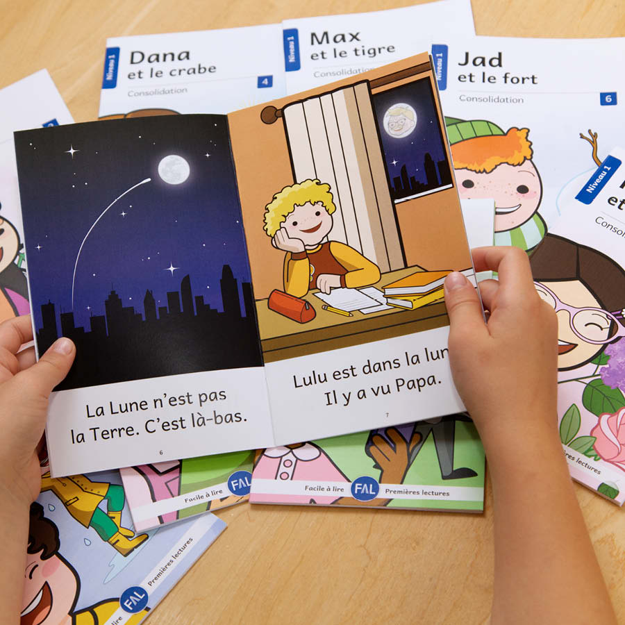 Petites mains tiennent un livre Facile à lire