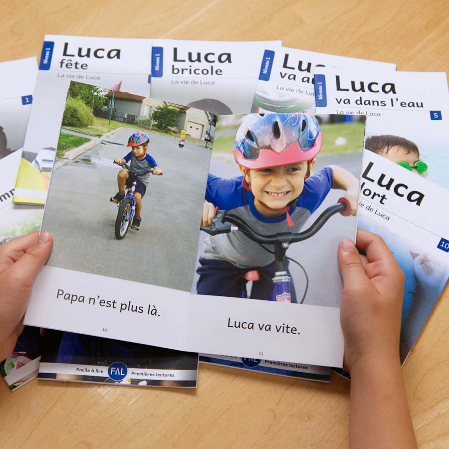 Petites mains tiennent un livre facile à lire