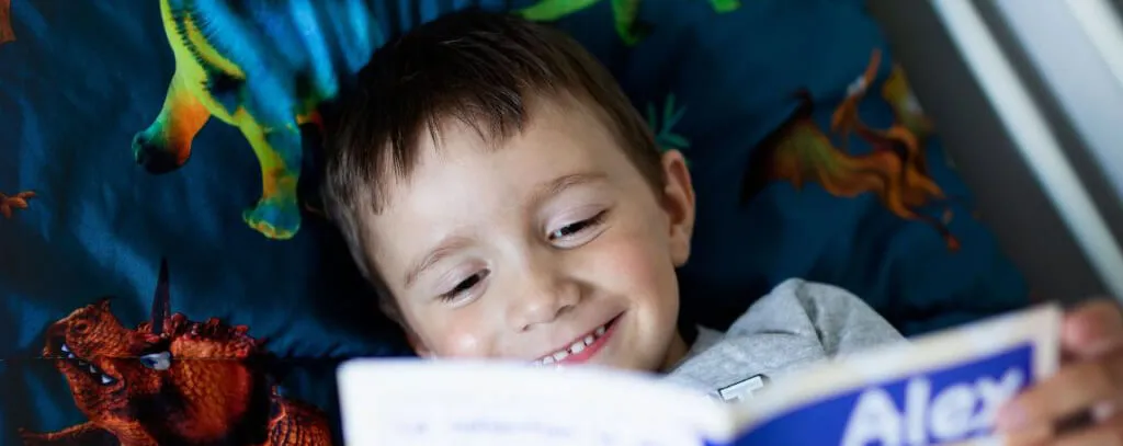 Enfant lisant un livre Facile à lire